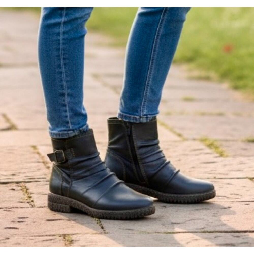 Clarks Collection Navy Leather Comfort Ankle Boots Size 8